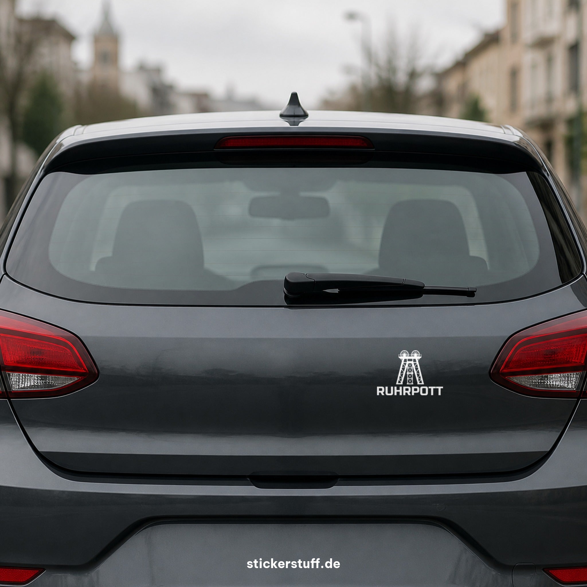 Ruhrpott Plottsticker mit Förderturm auf der Heckklappe eines dunkelgrauen Autos – Beispiel in realistischer Größe